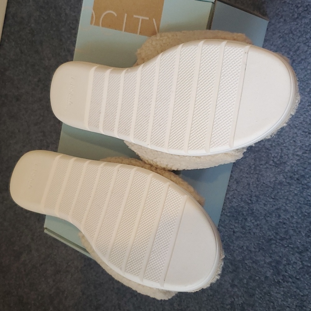 New Cute Fuzzy Sandals - Picture 5 of 7